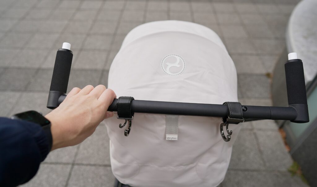 リベルの良いところ 片手で押している様子