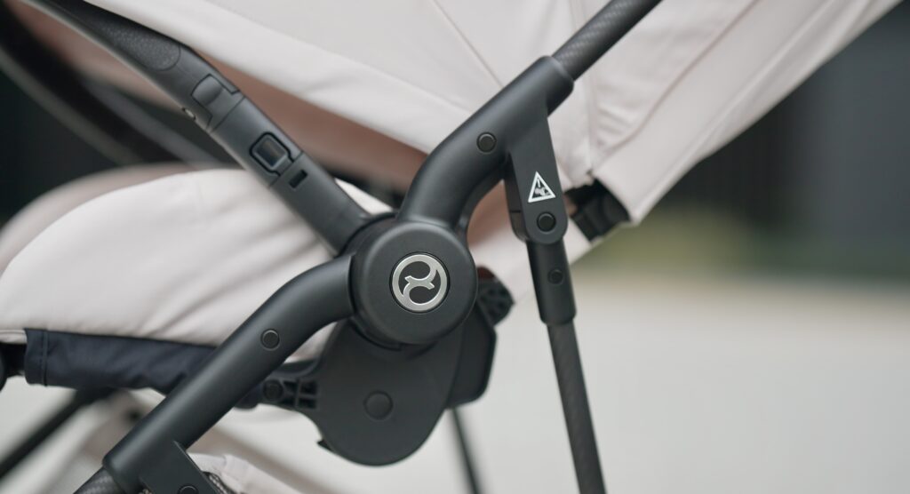 サイベックス メリオ 2026年モデルのフレームに追加された指挟まれ防止の注意書きシール　フレーム部分