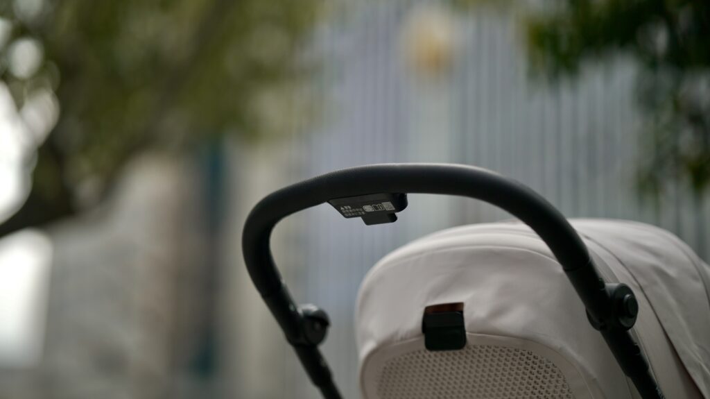 サイベックス メリオ 2026年モデルのフレームに追加された指挟まれ防止の注意書きシール