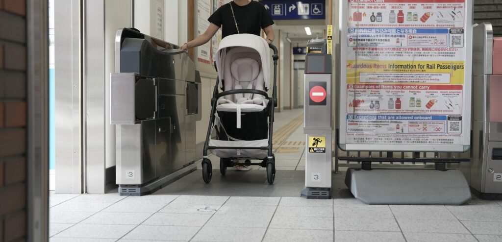 サイベックスメリオカーボンで駅の改札を通っている様子