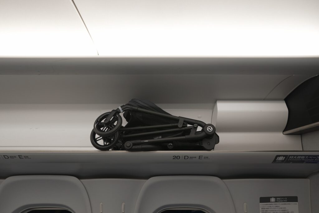 サイベックスメリオカーボンを新幹線の荷物スペースに収納した様子