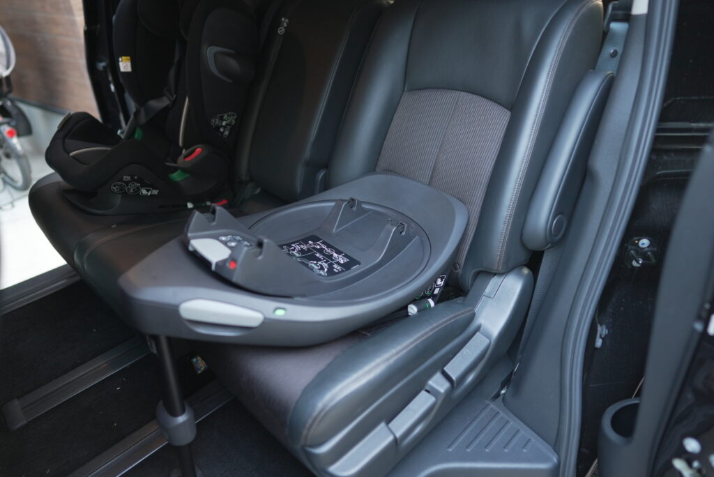 チャイルドシート用ベースを車の座席に固定する