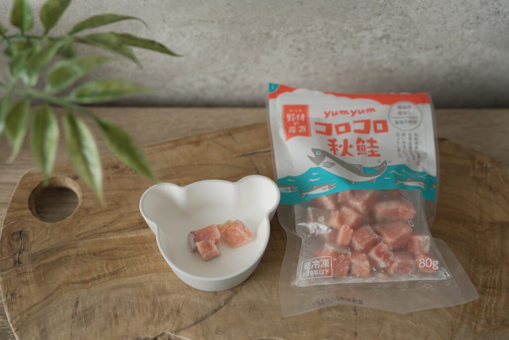 パルシステムのyumyumコロコロ秋鮭のパッケージと、器に取り出した秋鮭