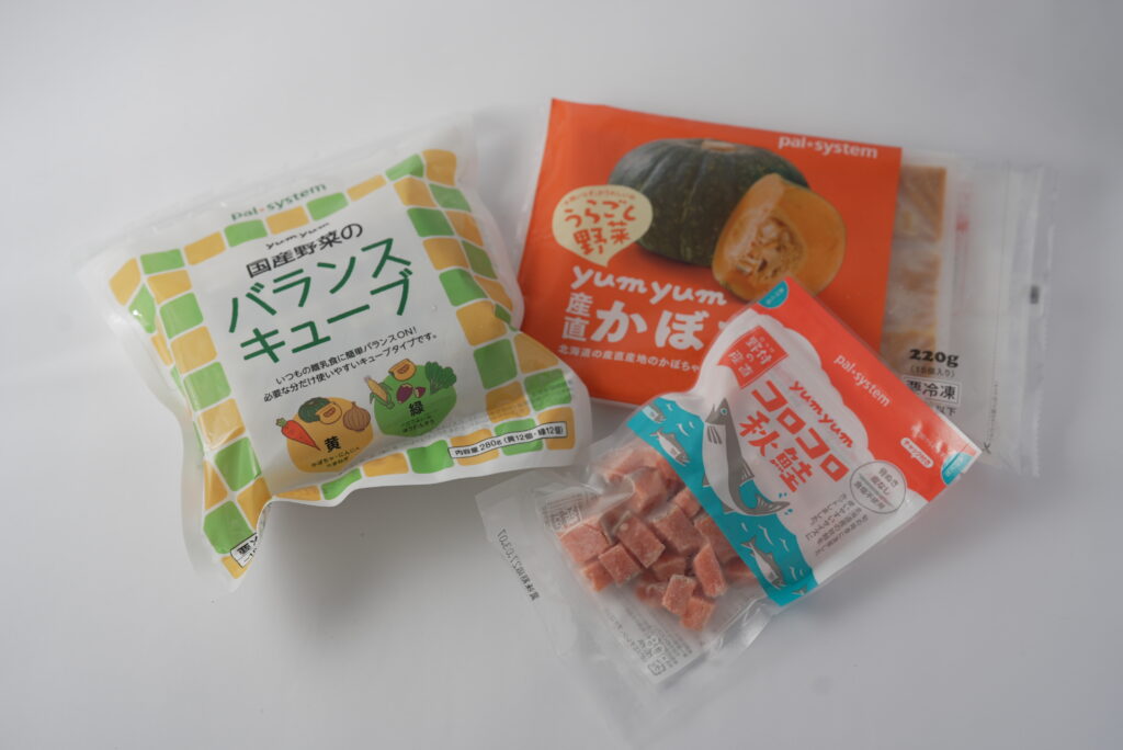 パルシステムの離乳食yumyumシリーズ。国産野菜のバランスキューブ、うらごしかぼちゃ、コロコロ秋鮭