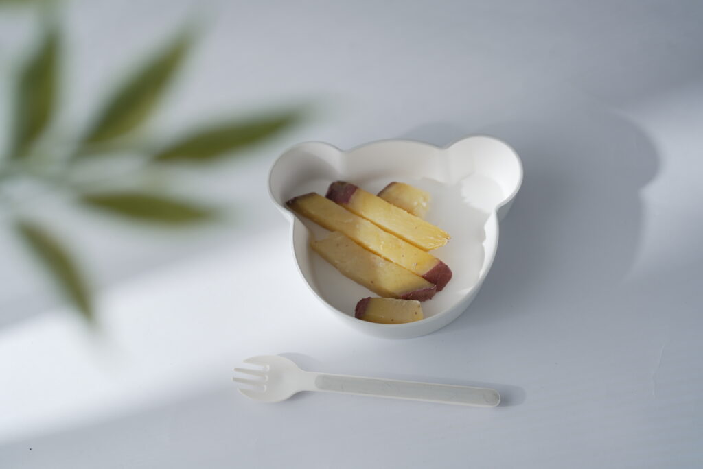 レンジで温めたパルシステムのyumyum産直さつまいもスティックをくまの形のお皿に盛りつけたところ